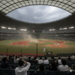 巨人、本拠地で「ドームの屋根オープンデー」を試験開催！ 強風でボールが場外へ流出、大混乱に